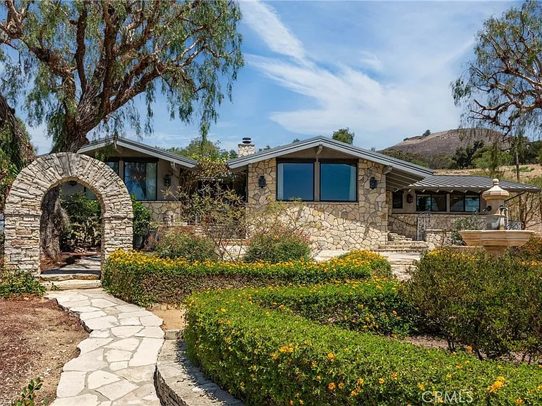 57 Narcissa Dr — Photo 6