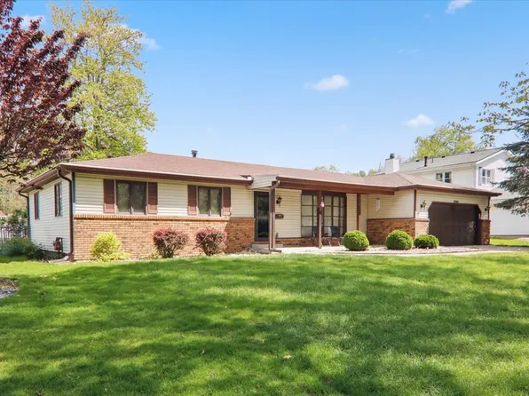 2804 Wellington Way, Bloomington, IL 61704