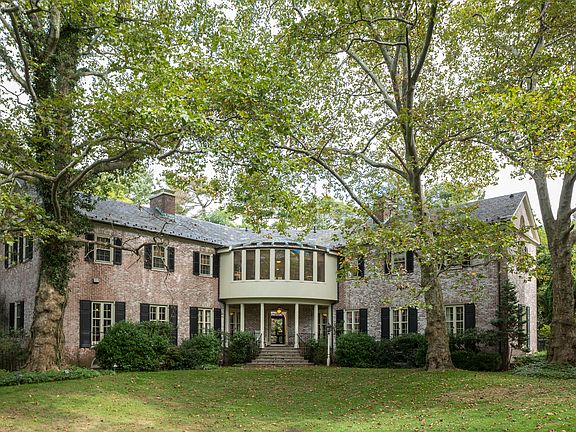 3rd image of 11 Hampshire Cir