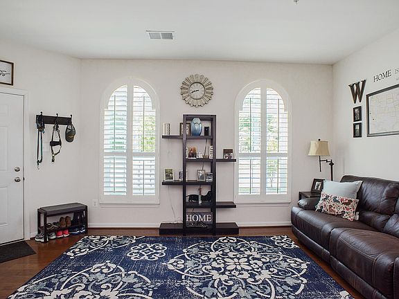 4th image of 370 Chessington Dr