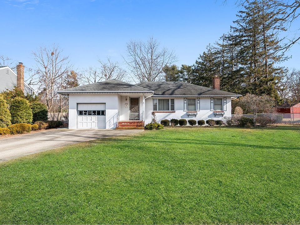 1st image of 11 Wyandanch Ave