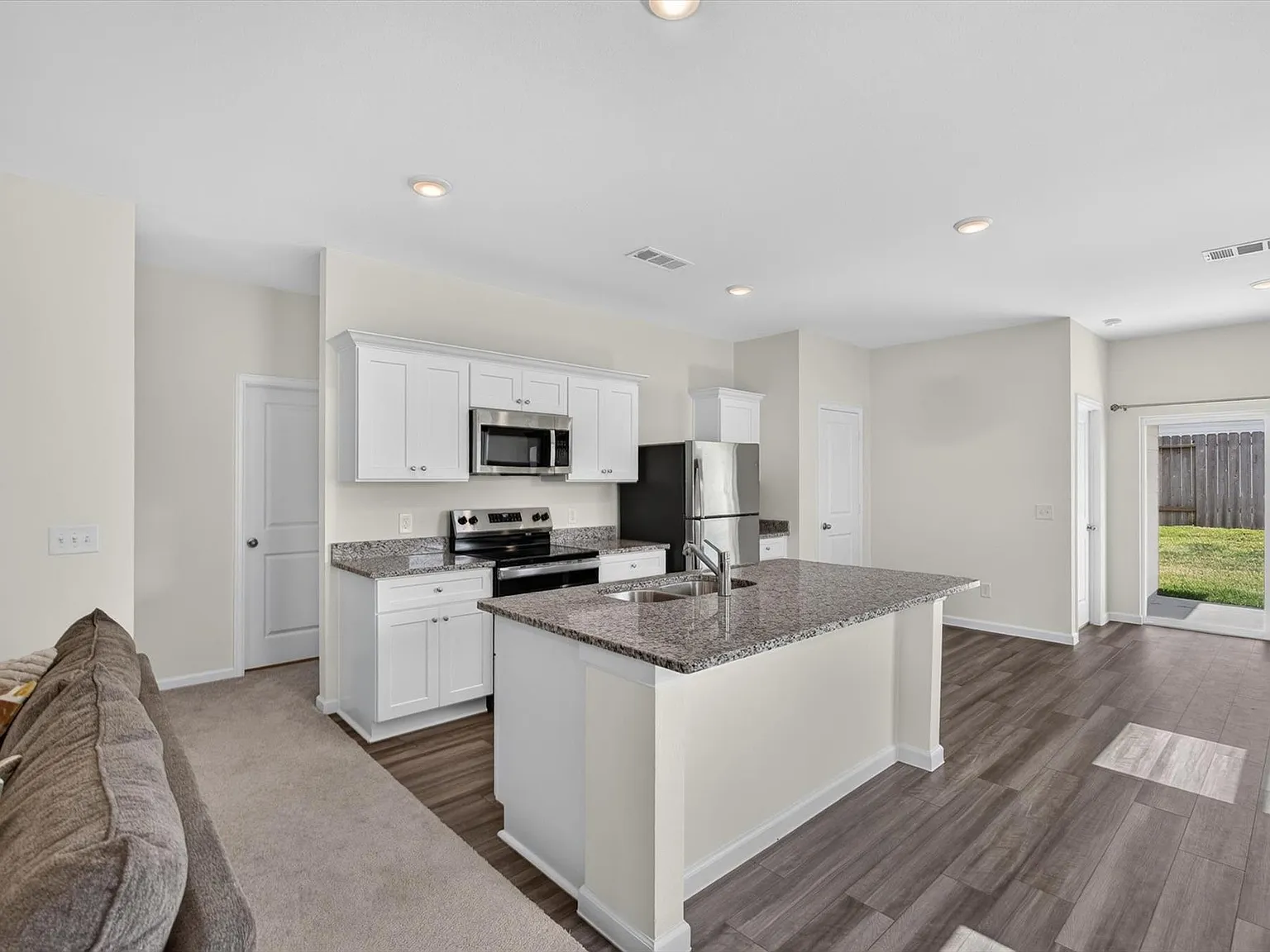 3 bed, 2.0 bath, 1412 sqft, $1,890 — Photo 3