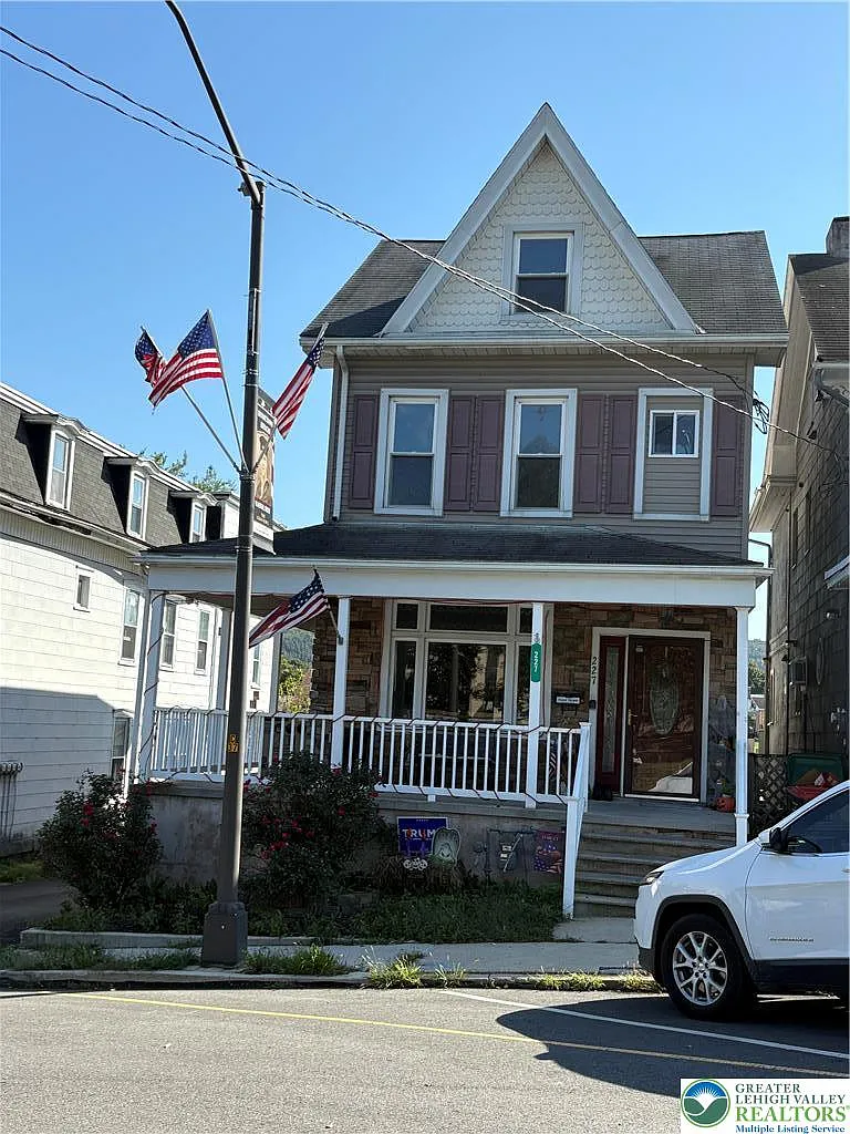 3 bed, 1.0 bath, 918 sqft, $1,800 — Photo 1