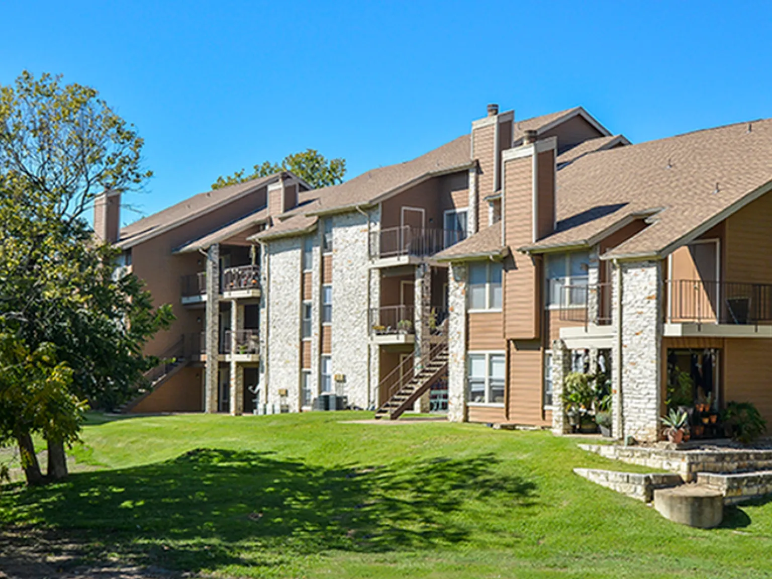 Willow Brook Apartments — Photo 1