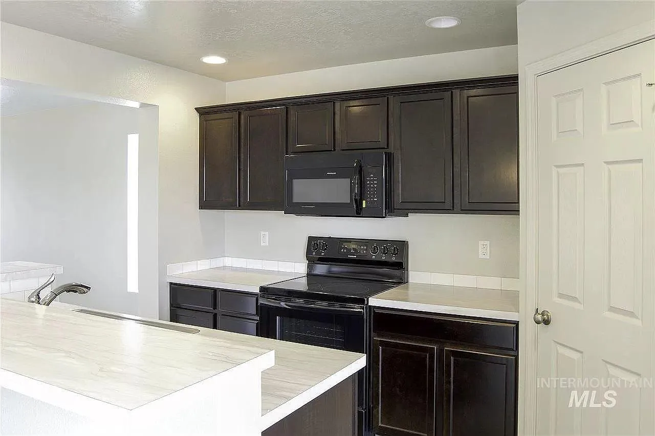 3 bed, 1502 sqft, $1,995 — Photo 4