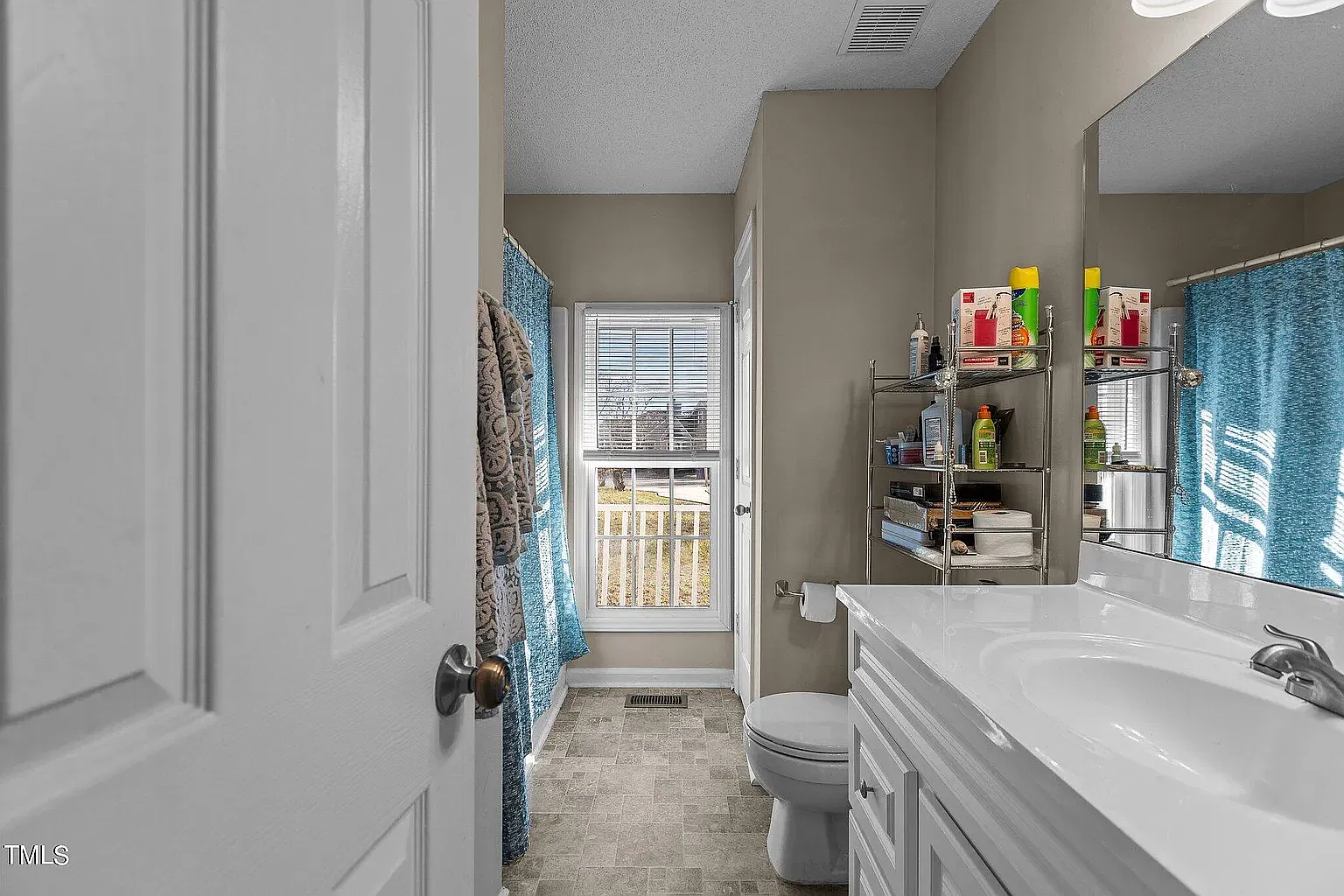 3 bed, 1148 sqft, $1,895 — Photo 2