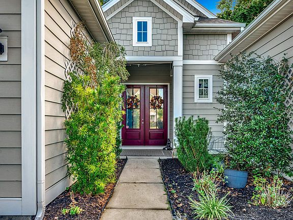 2nd image of 242 Hyacinth Loop