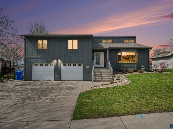 915 Jennifer St, Madison, SD 57042