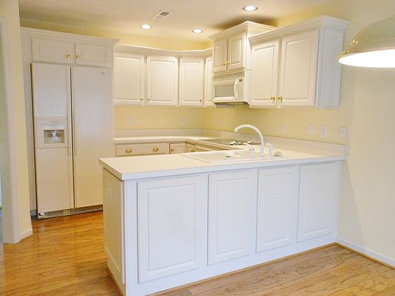 3rd image of 4501 Colonial Place Dr