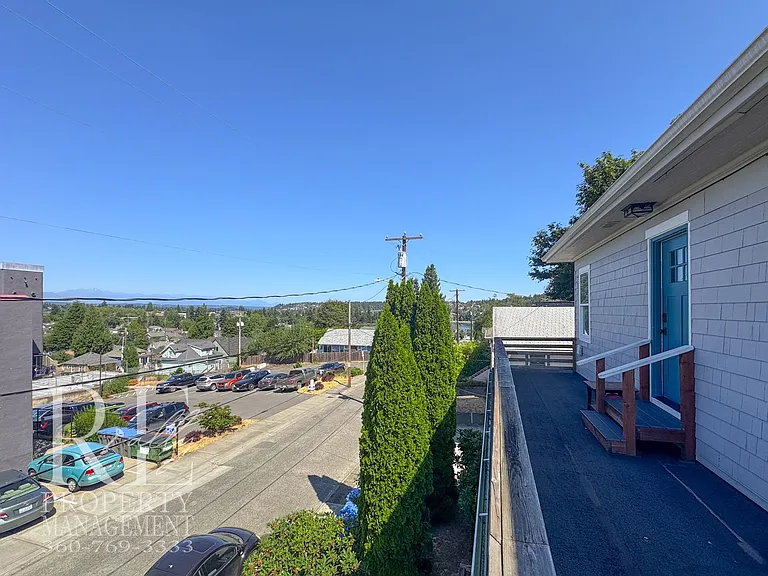 902 Pleasant Ave — Photo 2