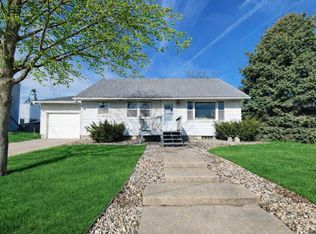 1013 Walnut St, Hull, IA 51239