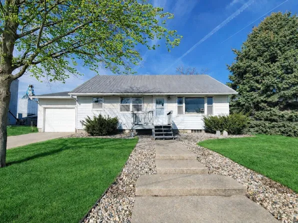 1013 Walnut St, Hull, IA 51239