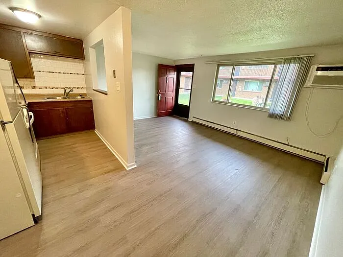 1 bed, 1.0 bath, $1,049 — Photo 2