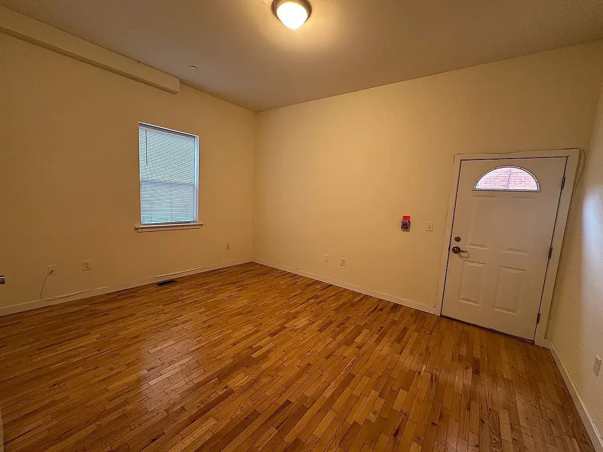 3 bed, 1800 sqft, $2,200 — Photo 3