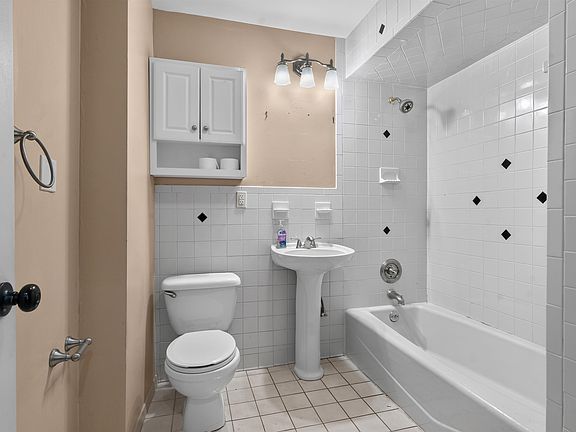 2nd image of 522 26th St