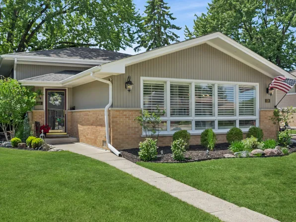 576 Bedford Ln, Des Plaines, IL 60016