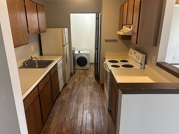 4th image of 4501 Boardwalk Dr #155