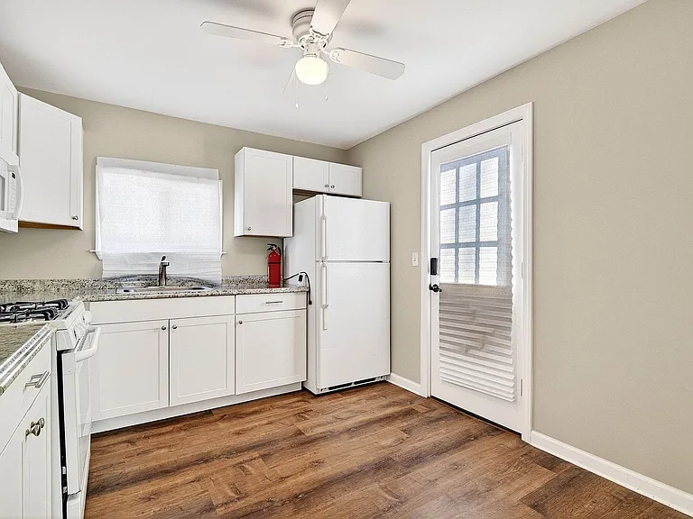 24 Steinhardt Ave — Photo 10
