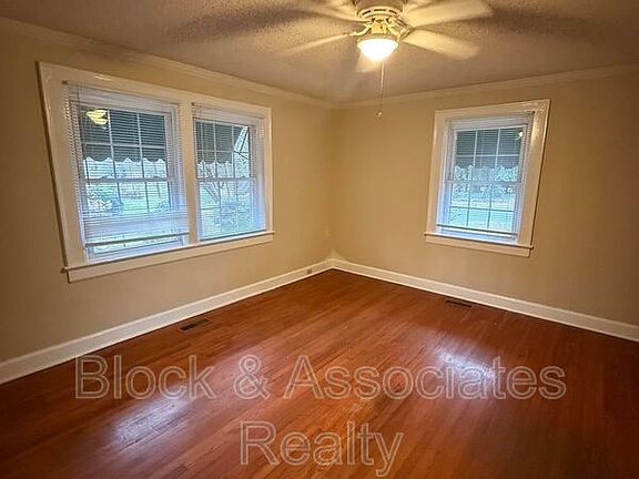4th image of 220 S Elm St APT 1