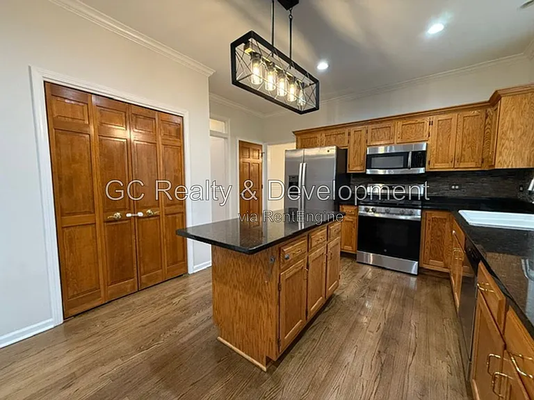 882 Clarendon Ln — Photo 9