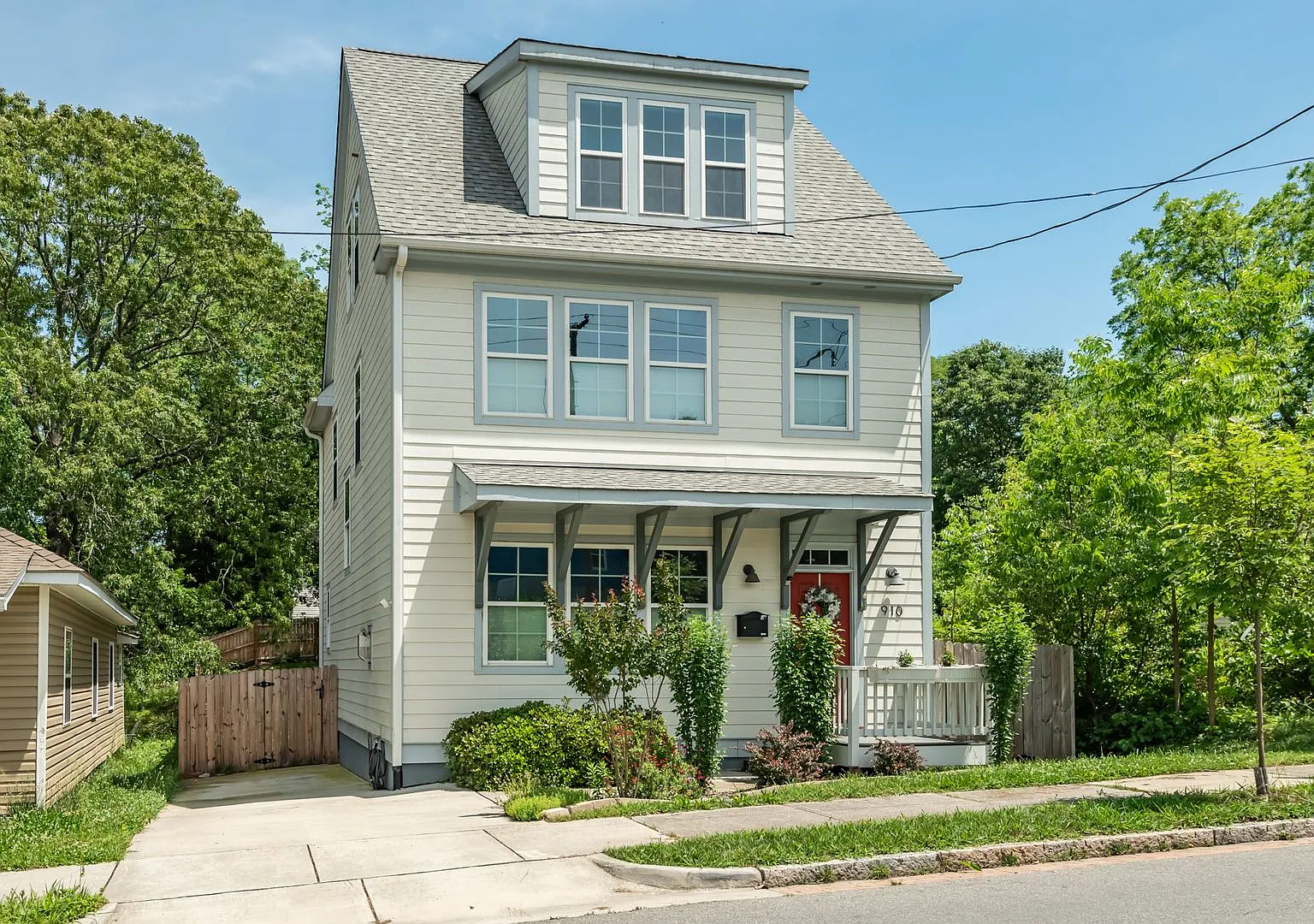 Spacious 4BR Home in Downtown Durham with Large Fenced Yard! — Photo 3