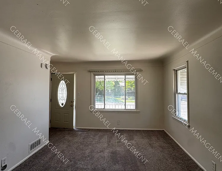1119 Barney Ave — Photo 6