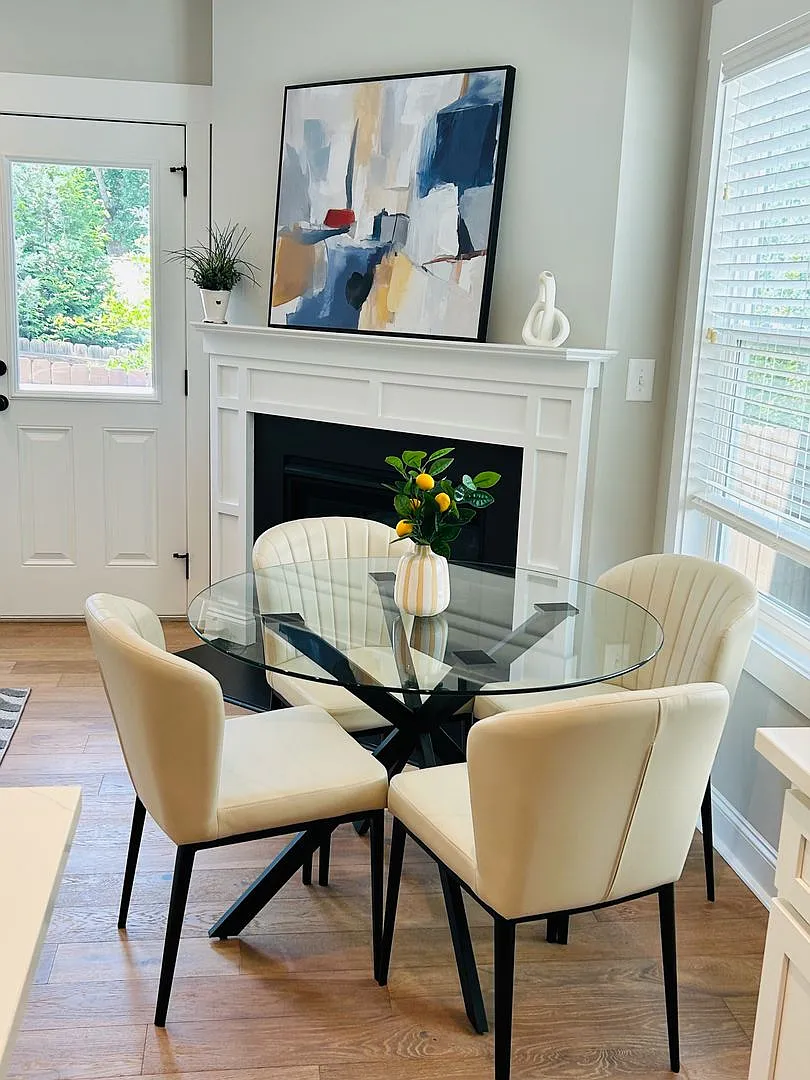 Spacious 4/2.5 Available Now! — Photo 2