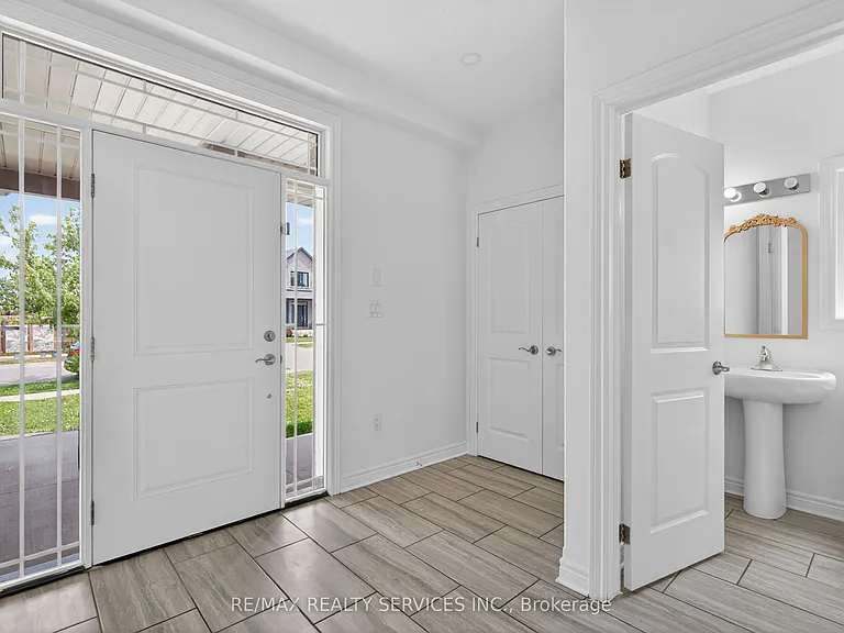 4 Bergenstein Cres — Photo 5