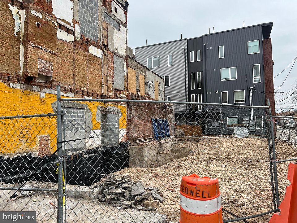 2nd image of 323 W Girard Ave