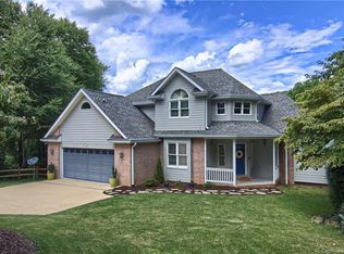 920 Sunlight Ridge Dr, Hendersonville, NC 28792
