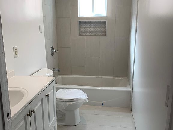 2nd image of 1010 E 43rd Pl