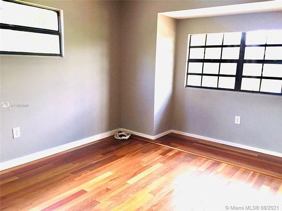 5th image of 2574 NE 182nd St #B