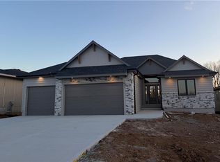 911 Savannah Ln, Greenwood, MO 64034