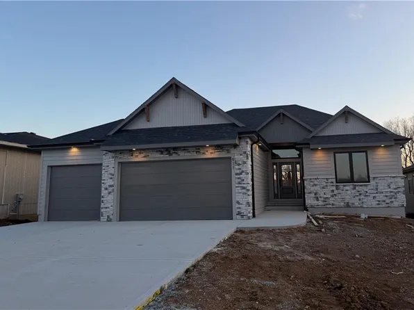 911 Savannah Ln, Greenwood, MO 64034