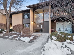 6185 Pinewood Ct APT 202, Willowbrook, IL