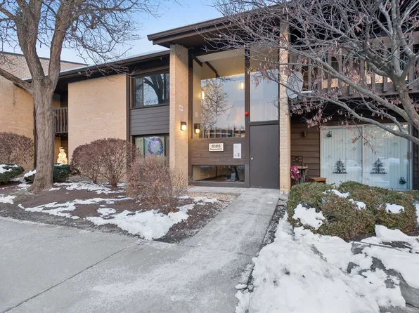 6185 Pinewood Ct APT 202, Willowbrook, IL 60527
