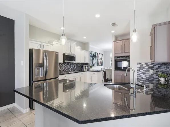 851 Branch Crossing, Lantana, TX 76226