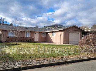 535 Corona Loop Rd, Roseburg, OR 97471