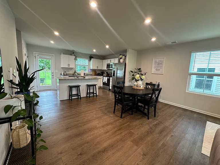 1441 Burgundy Bluff Ln — Photo 11