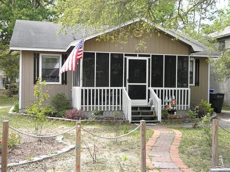 1st image of 407 NE Crowell Street