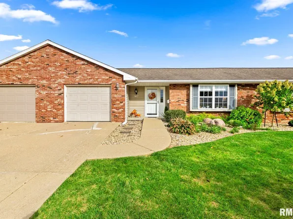 2744 Village Ct, Pekin, IL 61554