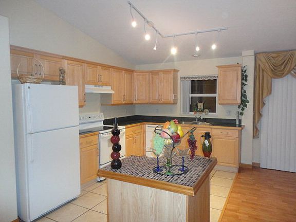 2nd image of 14 Roller Ln