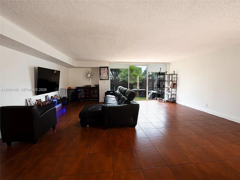 2200 NE 7th St — Photo 6