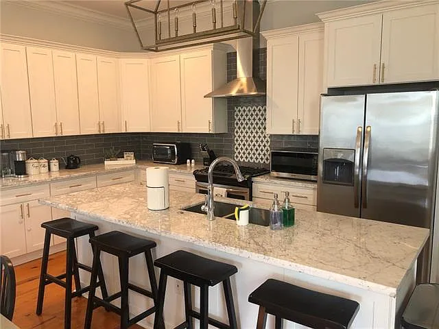 3 bed, 2.5 bath, 1798 sqft, $3,000 — Photo 2