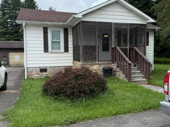 106 6th St, Rainelle, WV 25962