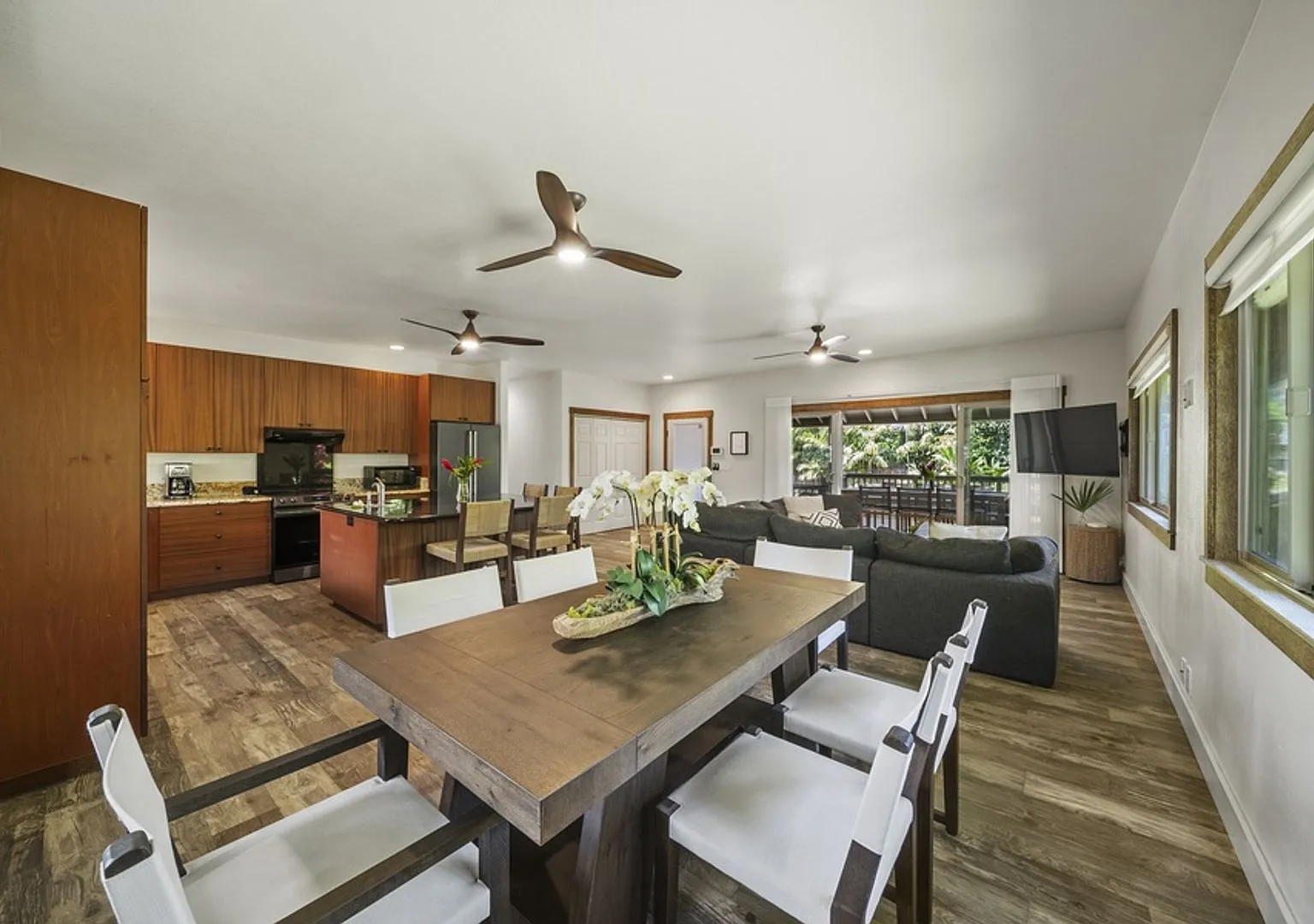 Tropical 4BR Gated Retreat w/ Sauna, Walk to Velzyland Beach — Photo 4