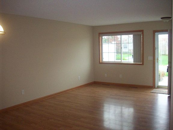 LIVING ROOM/FRONT ENTRY