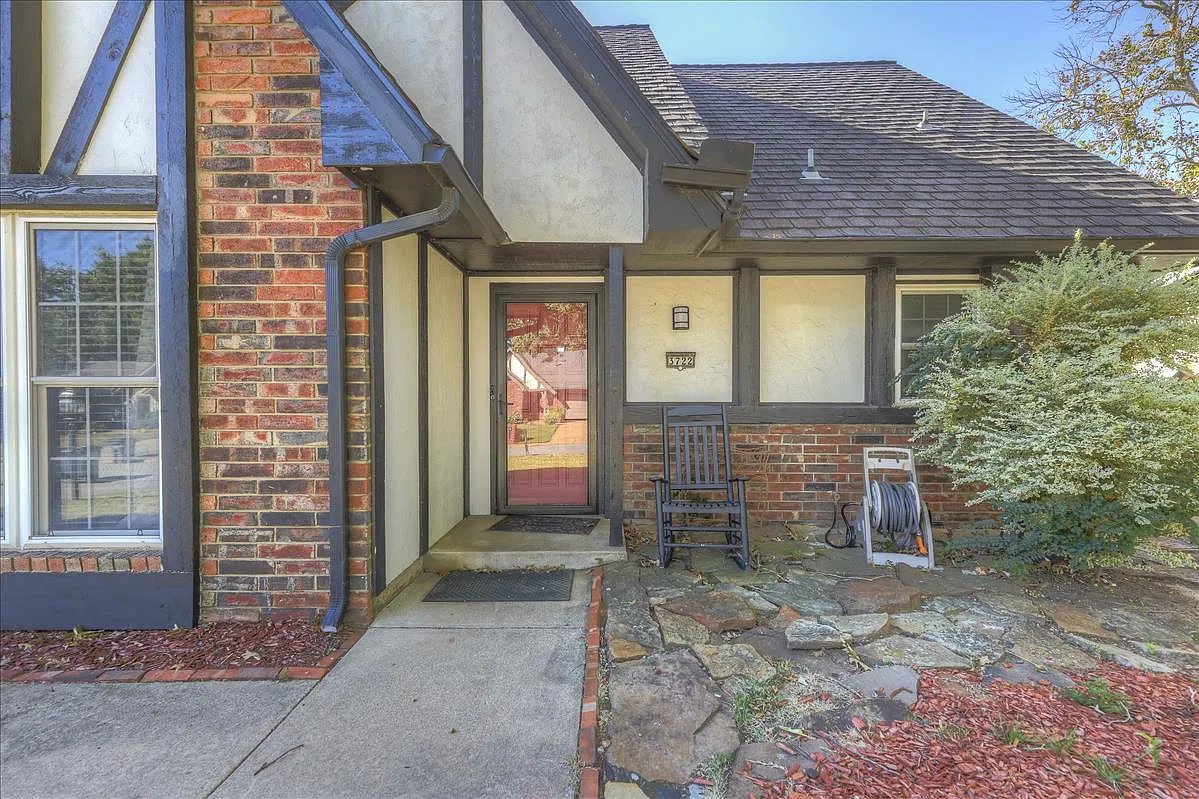5 bed, 3.0 bath, 3263 sqft, $3,000 — Photo 3