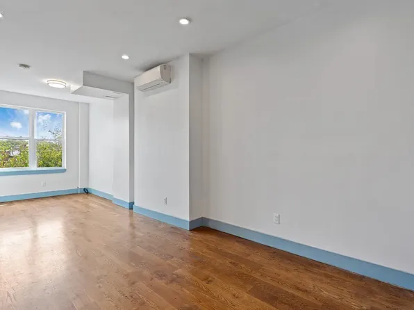 1053 New York Avenue image 3 of 13