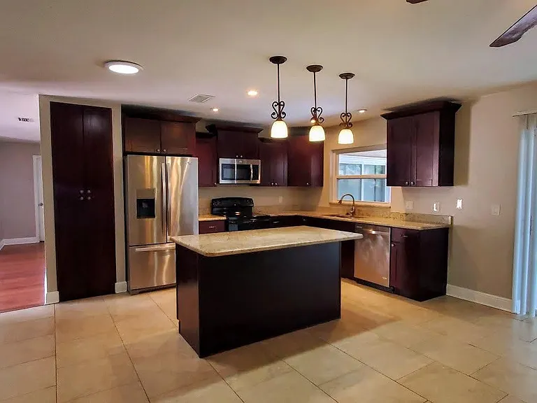 703 Regency Ct — Photo 3